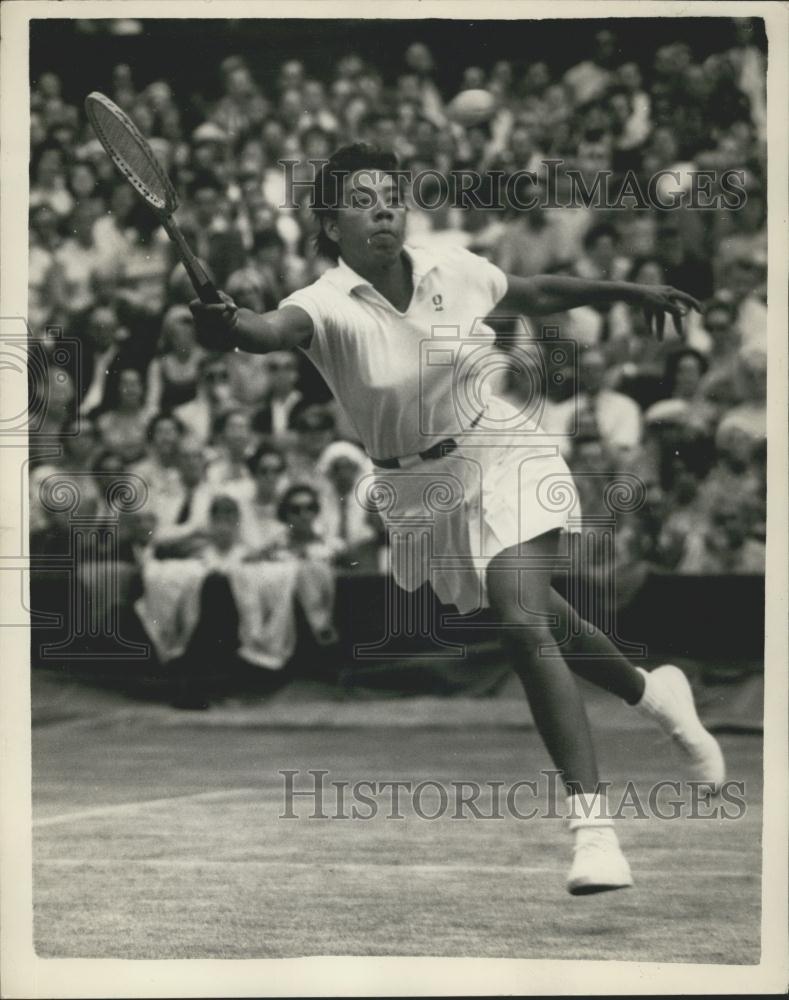 1958 Press Photo Wimbledon Womens Singles Althea Gibson Action Shot Semi-Final - Historic Images