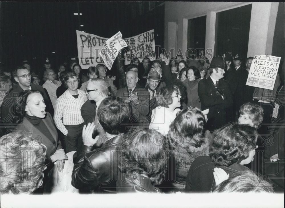 Press Photo Angry mothers and NF members protest member of the PIE. - Historic Images