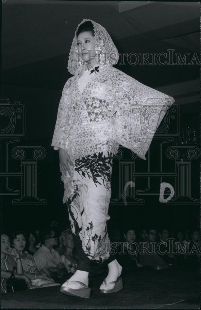 Press Photo Woman Walks Runway In Kimono Style Dress - Historic Images