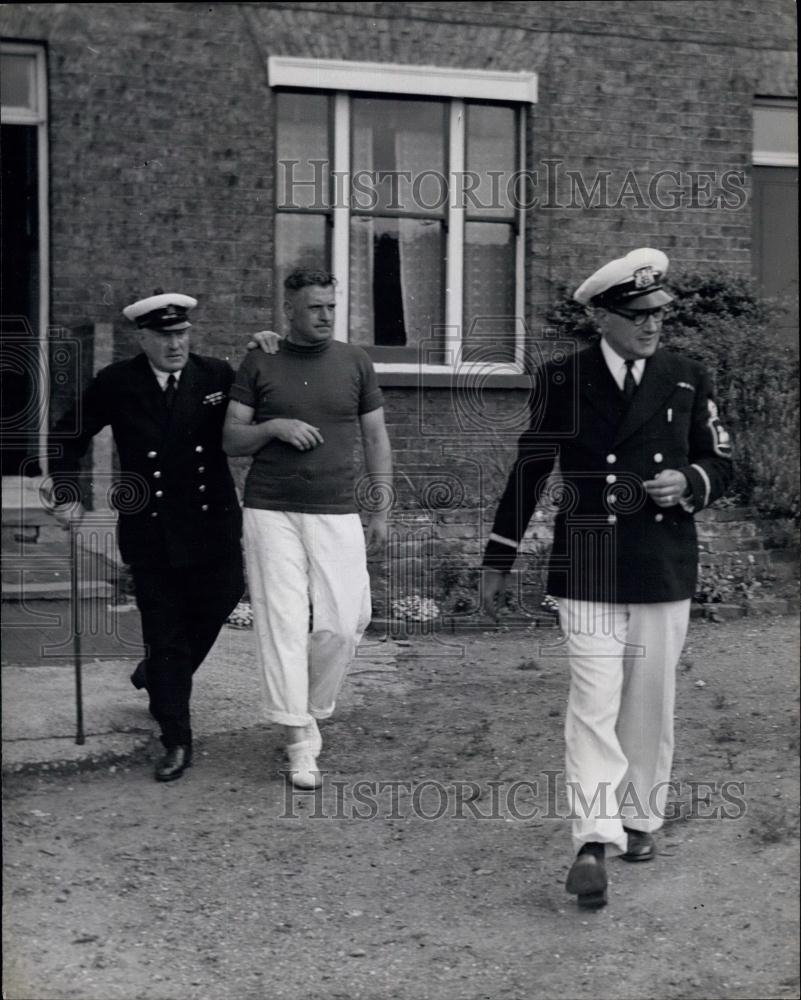 Press Photo F.T. Turk, the Queen&#39;s Swan Keeper Going To Boats-Swan Upping - Historic Images