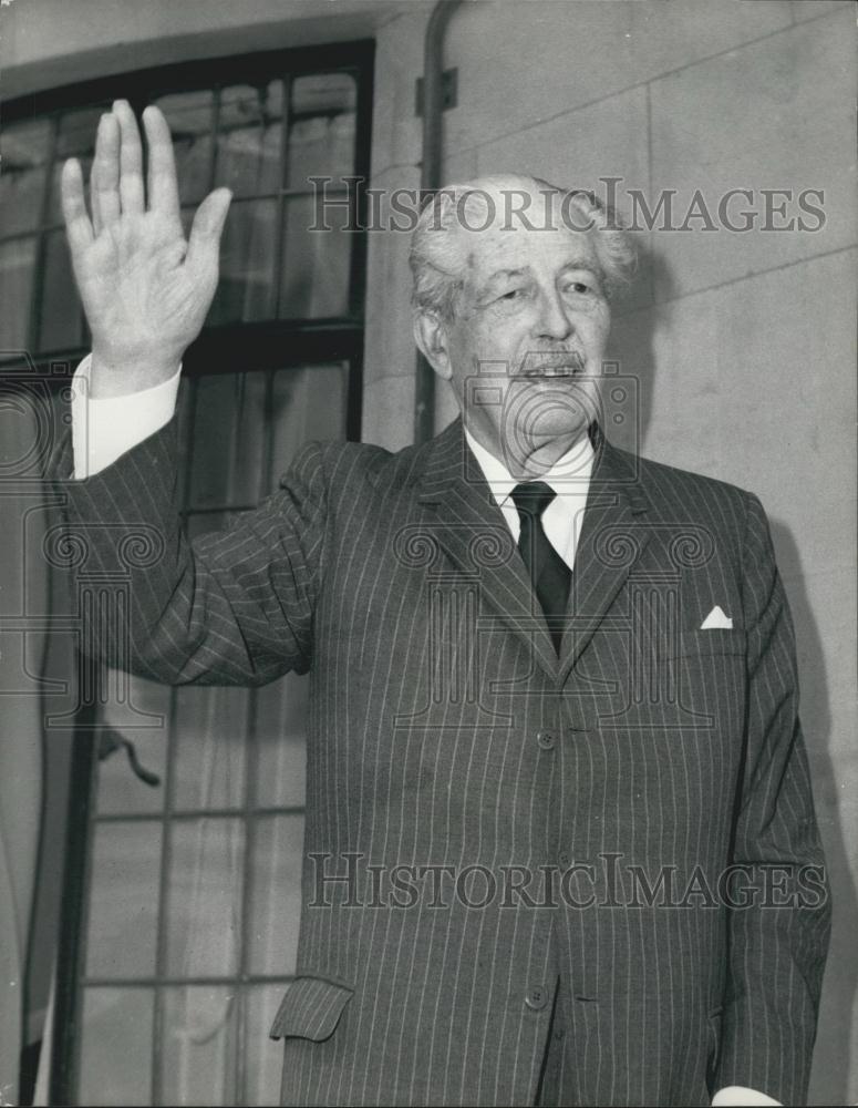 1960 Press Photo Former Prime Minister Harold MacMillan Leaving Hospital - Historic Images