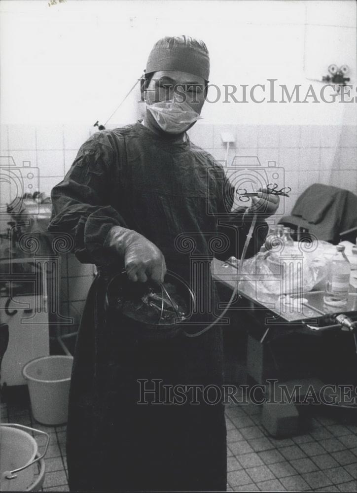 1972 Press Photo Dr. Tschon Su Lie, Organ Transplant Surgeon - Historic Images