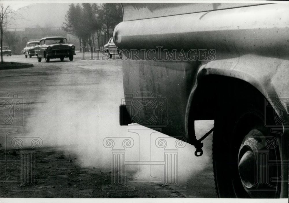 1970 Press Photo Car &amp; Truck fumes polluting the air of Santiago, Chile - Historic Images