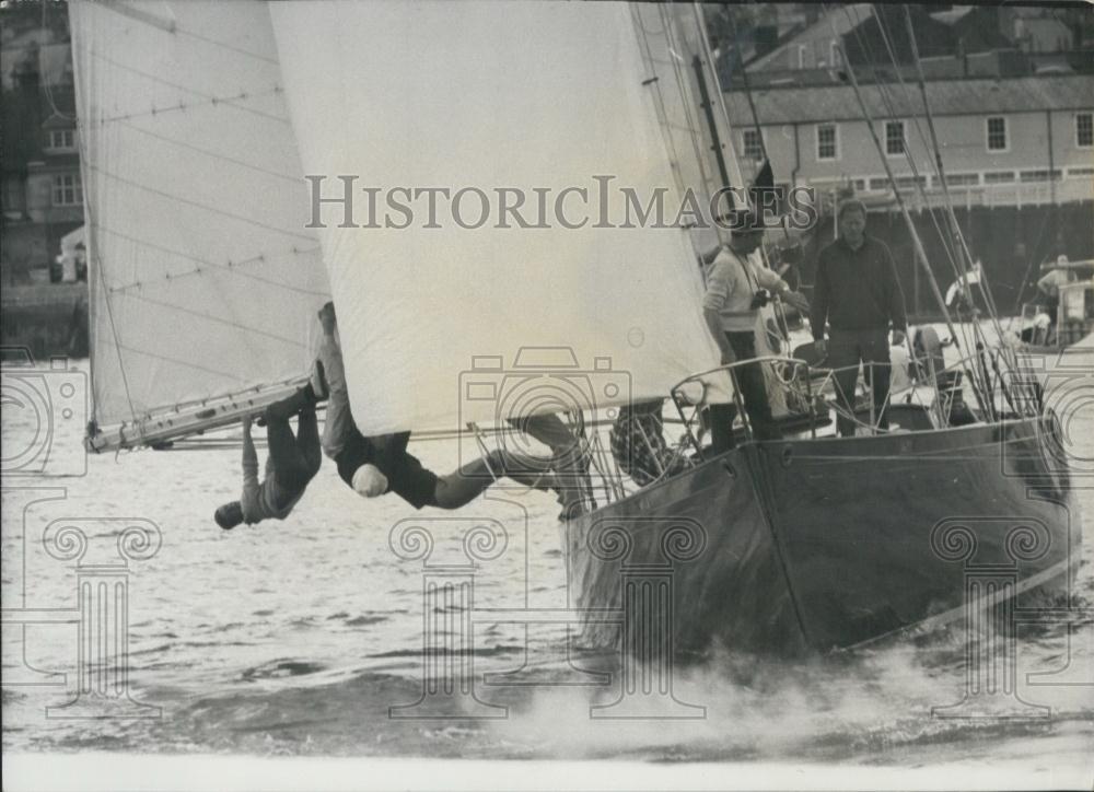 1965 Press Photo Crew Members Swedish Yacht Vagabonde Repair Main Boom Race - Historic Images