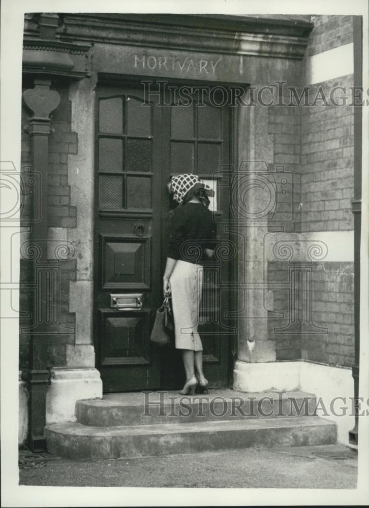 1957 Press Photo Lady Jane Vane_Tempest-Stewart at the Mortuary of her friend - Historic Images