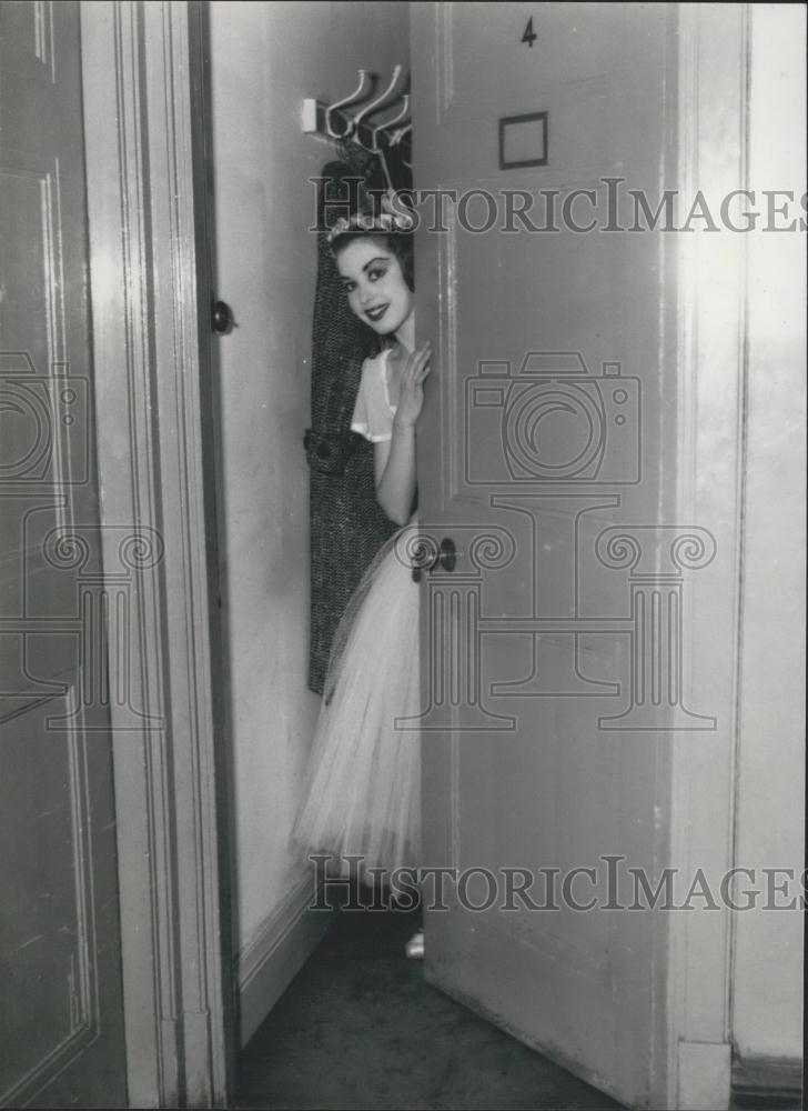 Press Photo Susan Alexander ballerina Peeks Out Of her Dressing Room Before Show - Historic Images