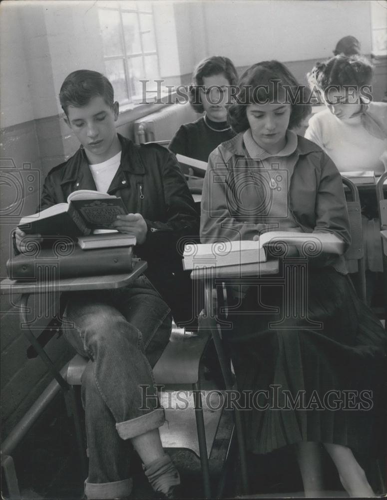 Press Photo Harvey White And Jane White Concentrate In Study Hall Bushey Park - Historic Images