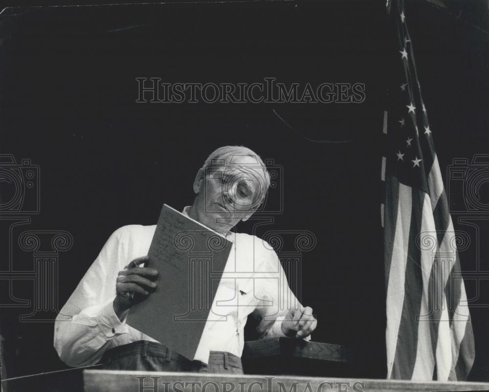 Press Photo Henry Fonda stage Piccadilly Theatre one man show stage debut - Historic Images
