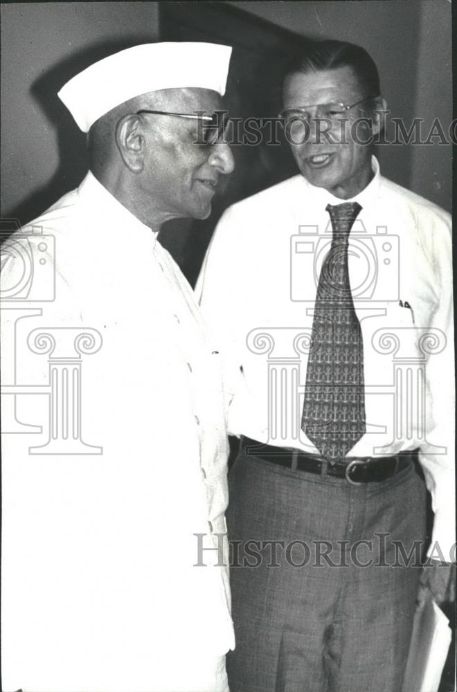 Press Photo Indian Prime Minister Morarji Desai, Robert Namara - Historic Images