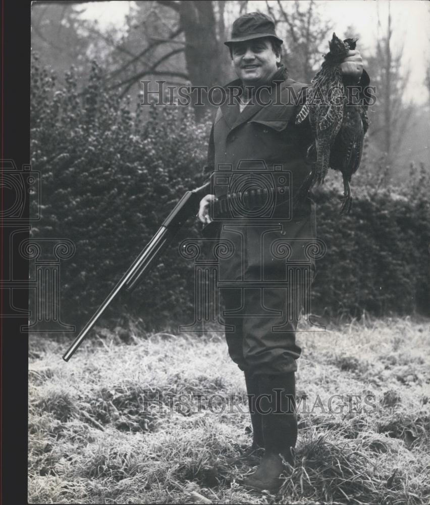 Press Photo Restauranteur Chelsea Alvaro Holding Shot Bird King&#39;s Road - Historic Images