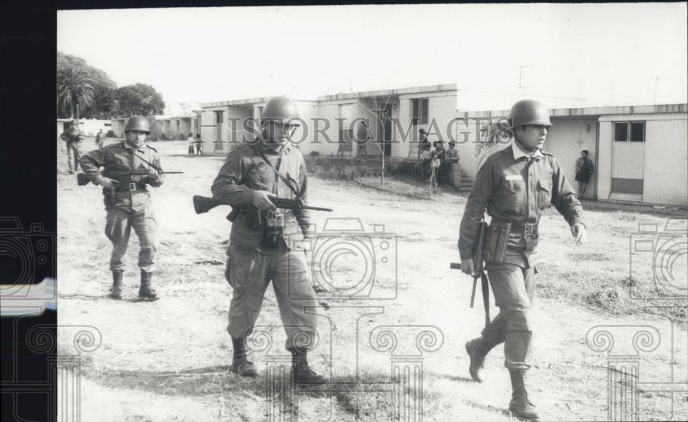 1973 Press Photo Argentina Troops marching through street - Historic Images