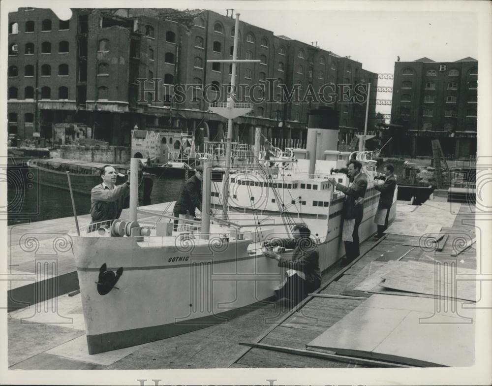 1953 Press Photo Lord Mayor Inspects Progress On River Pageant Tableaux - Historic Images