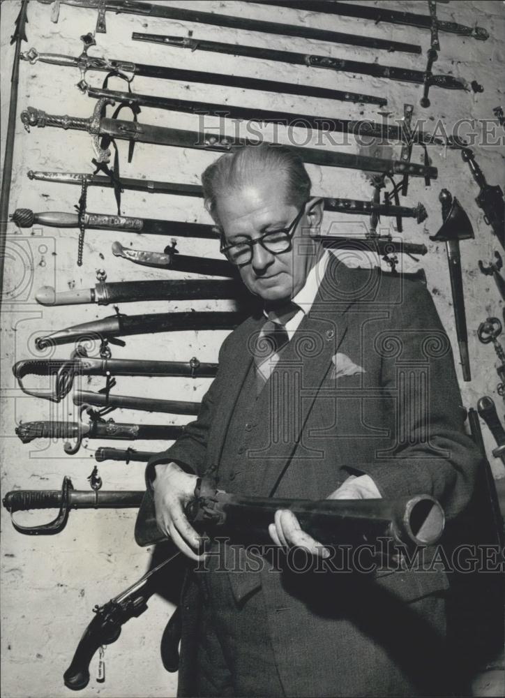 Press Photo Cyril Brasher Custodian Of Antiques At Covent Garden Opera House - Historic Images