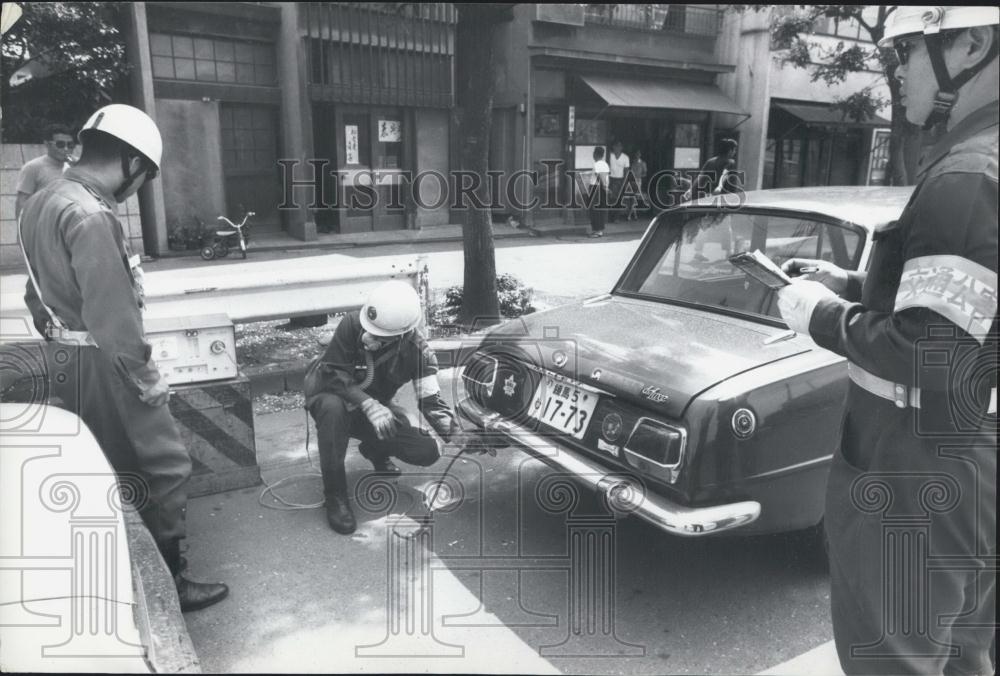 1970 Press Photo Emission Control Tokyo, Police, Pollution, Automobiles - Historic Images