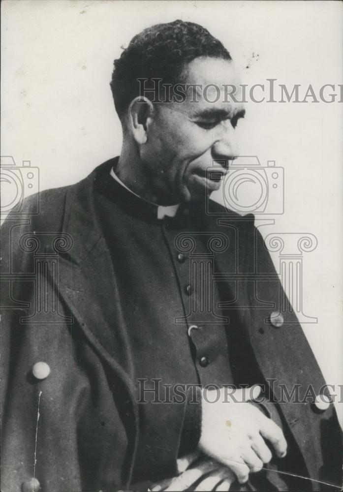 Press Photo Papu Priest ,Father Louis Vangeke - Historic Images