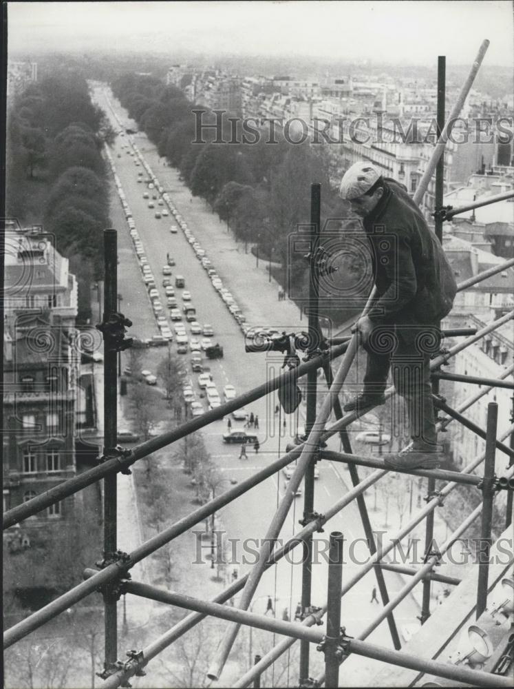 1965 Press Photo Workman Installing Tubes On Top Of Arch De Triomphe - Historic Images