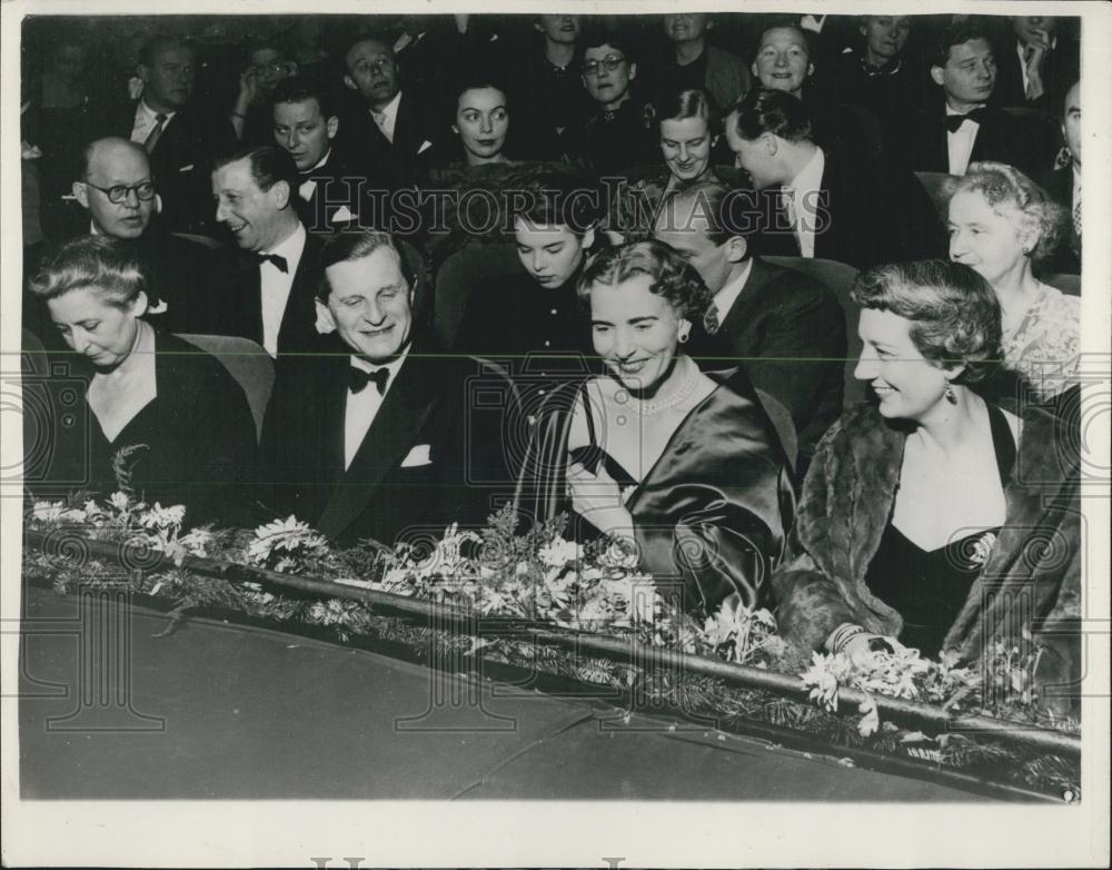 1953 Press Photo Queen Ingrid attends first night of play with English cast - Historic Images