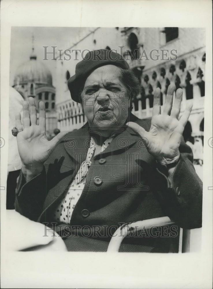 1957 Press Photo Columnist Elsa Maxwell - Historic Images