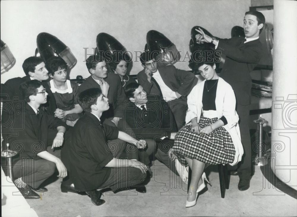 Press Photo Hairstylist Michael Demonstrating For Teenage Staff - Historic Images