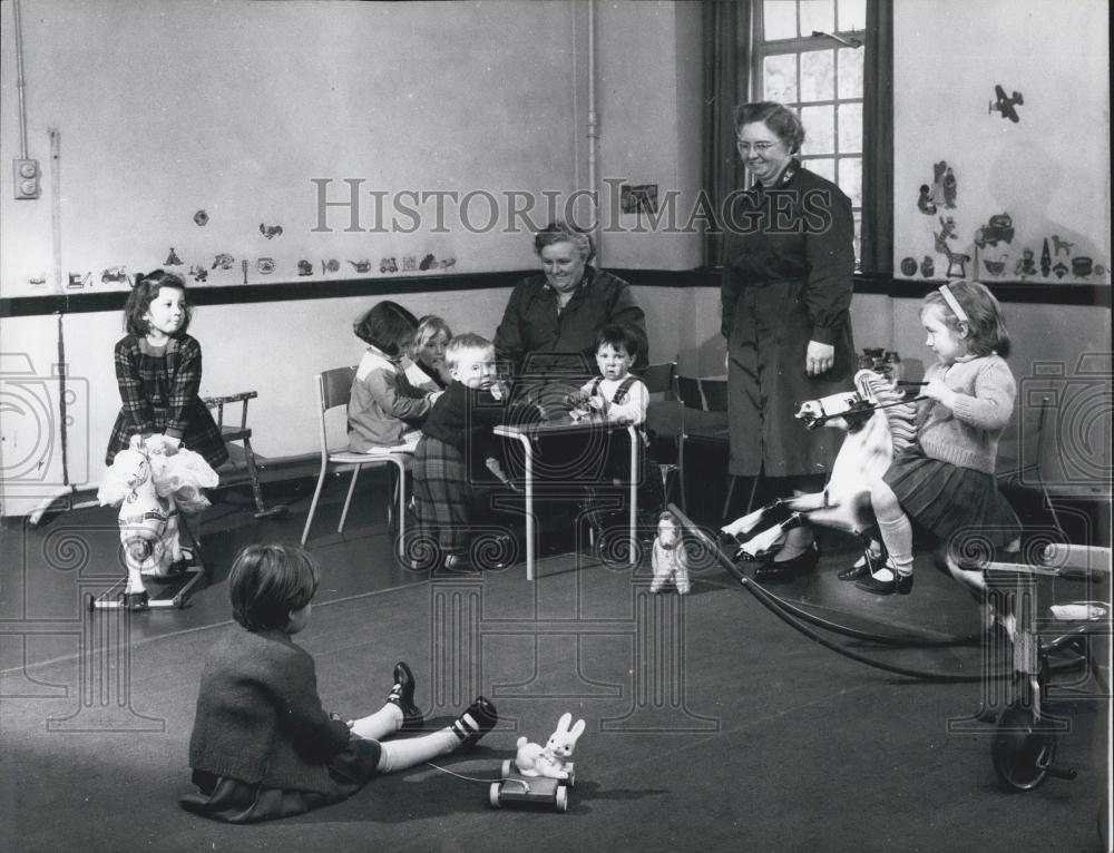 Press Photo Salvation Army Run Children's Creche Playing With Toys - Historic Images