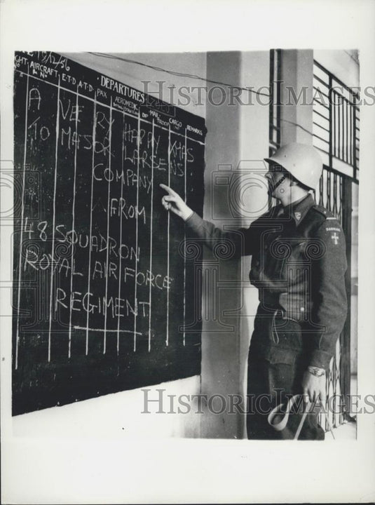 1956 Press Photo Danish UN Troops Greeting Port Said Egypt RAF Regiment - Historic Images