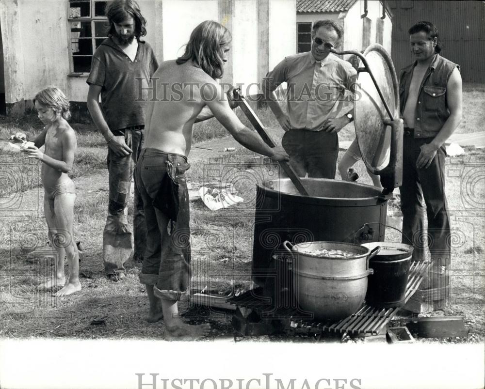 1975 Press Photo Fans Arrive Early For Controversial Pop Festival - Historic Images