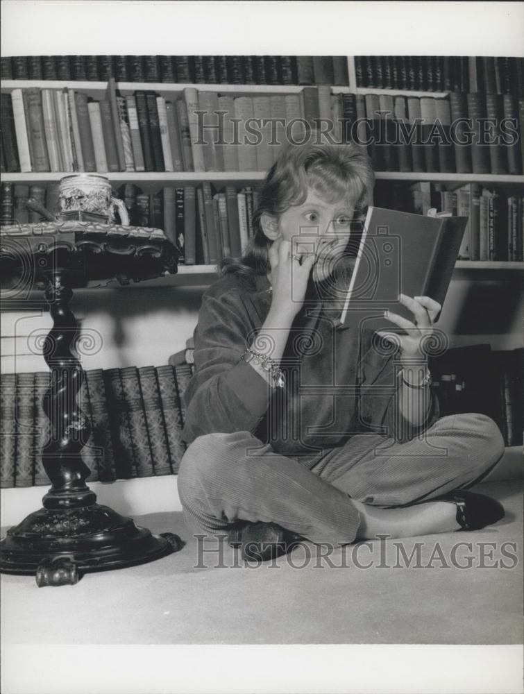 Press Photo Hayley, An Enthusiastic Reader, In Personal Library - Historic Images