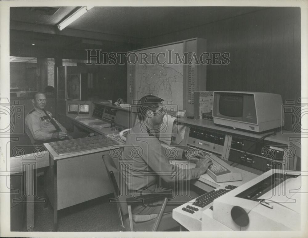 Press Photo Police officers using new Varian Data Machines - Historic Images