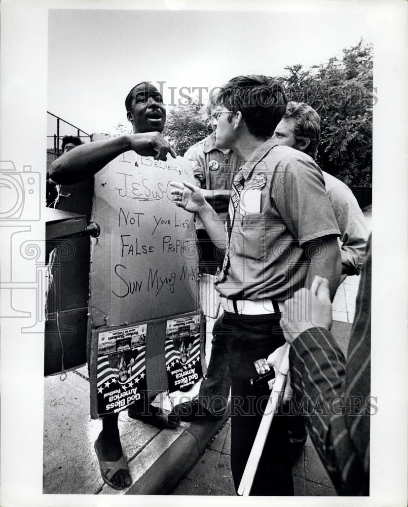 1976 Press Photo An Anti Moon demonstrator - Historic Images