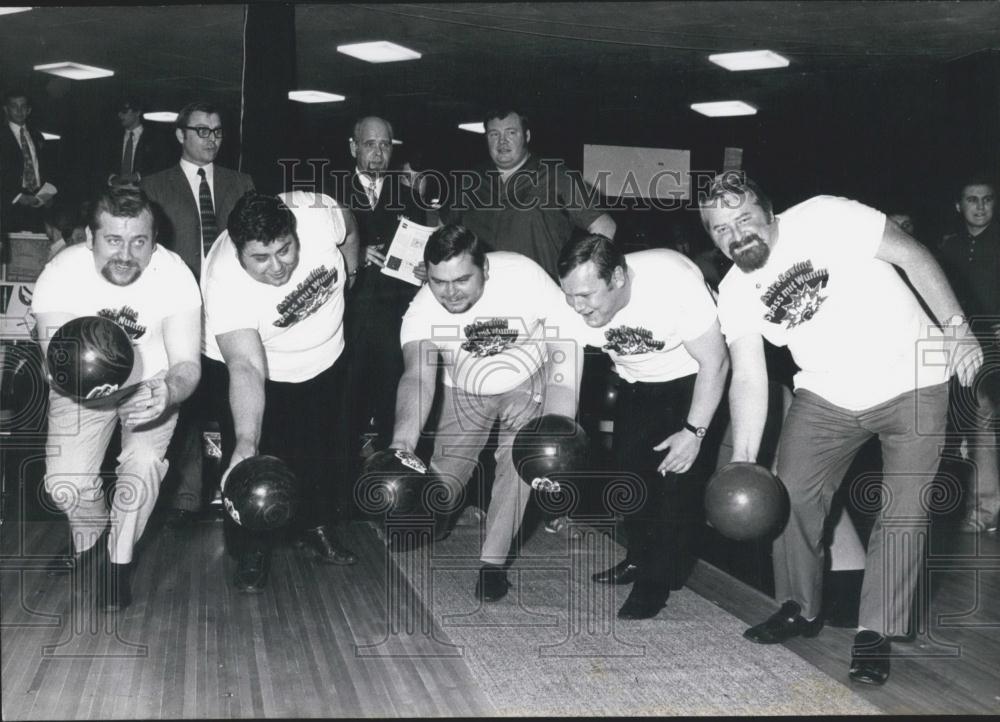 1970 Press Photo &quot;Bowling tournament of the thick&quot; in Hamburg - Historic Images