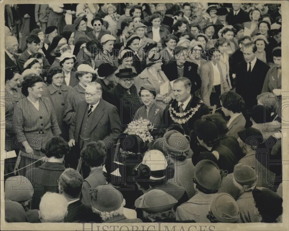 1955 Press Photo Princess Margaret lays foundation smote of new church - Historic Images