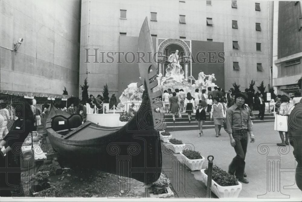 1974 Press Photo Replica Trevi Roman Fountain Shinjuku Tokyo Venetian Gondola - Historic Images