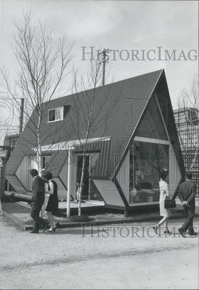 1971 Press Photo Low Priced Chalets At 9th International Trade Fair Tokyo - Historic Images