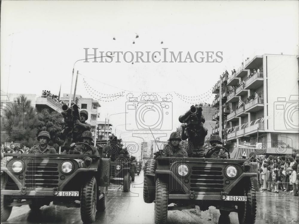 1977 Press Photo Troops Returning From Greek Measures - Historic Images