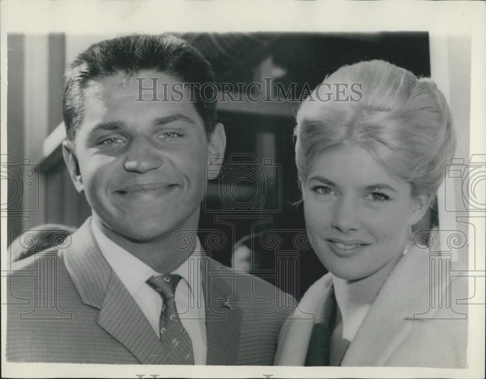 1960 Press Photo Australian Swimming Star John Konrads With Fiancee Robyn Dudley - Historic Images