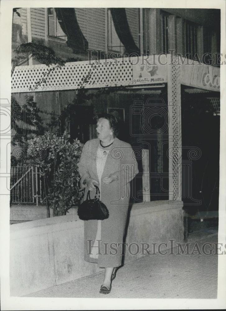 1956 Press Photo Queen Juliana Netherlands Strolling Taormina Sicily Holiday - Historic Images