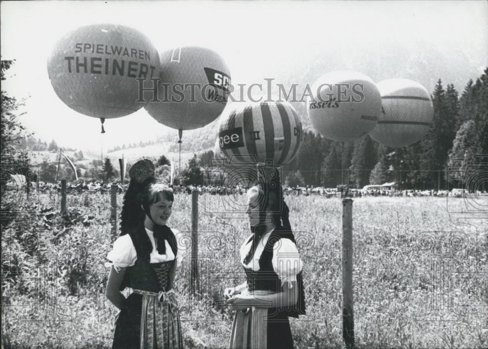 1965 Press Photo Allgau Balloon-Sports-Week Oberstorf: Girls Wait For Takeoff - Historic Images