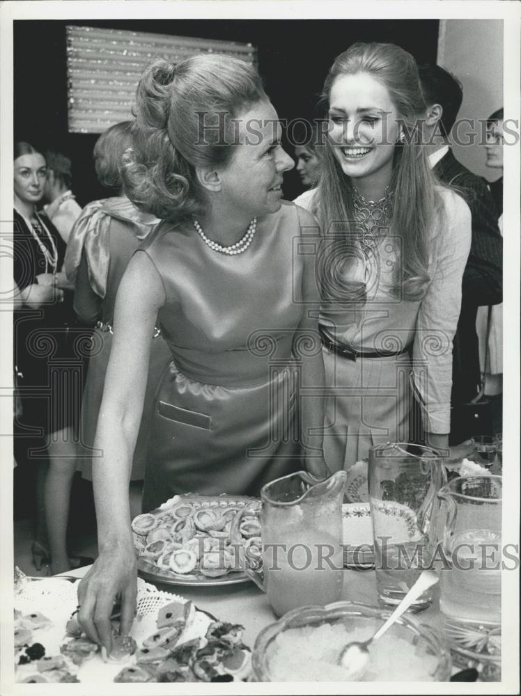 1969 Press Photo Eileen Ford, Marie-Sophie Person - Historic Images