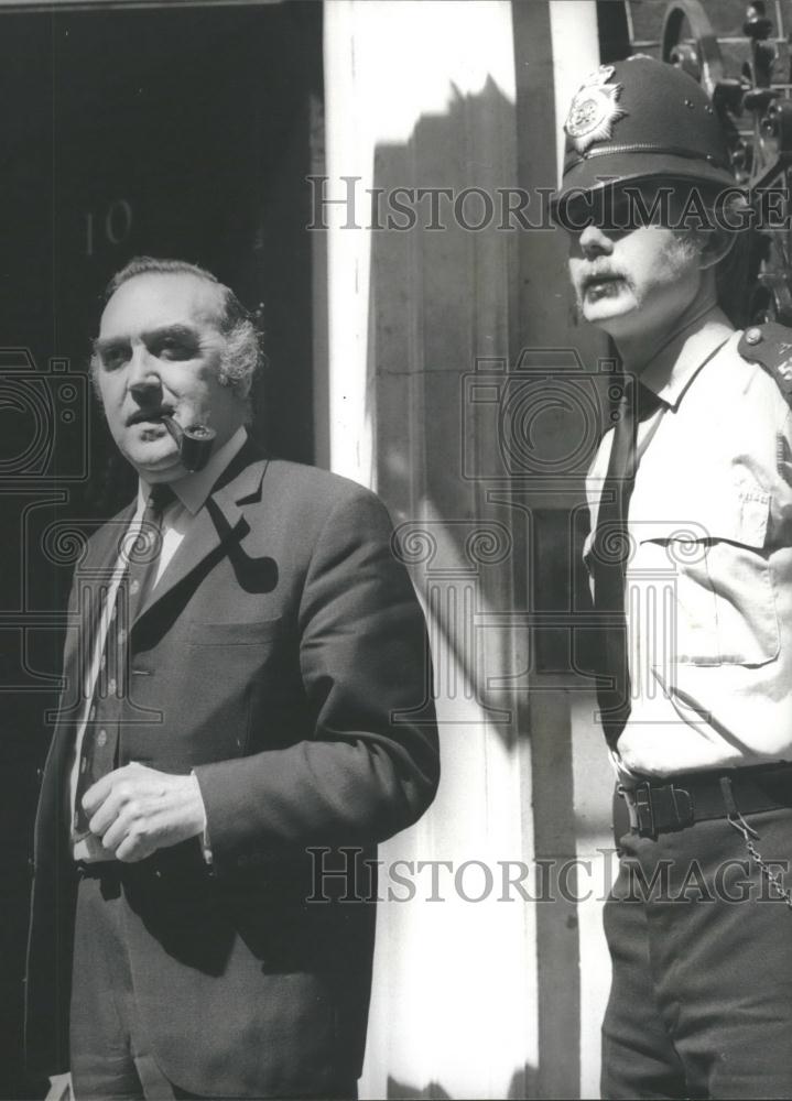 1974 Press Photo Defense Secretary Roy Mason at Downing Street - Historic Images