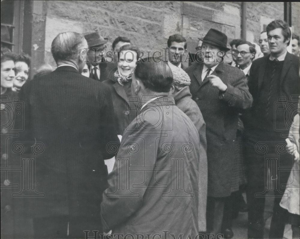 1963 Press Photo Sir Alec meets William Rushton - Historic Images