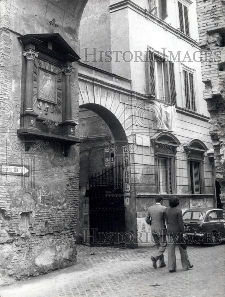 Press Photo &quot;Our lady of the Finger&quot; on the ancient wall at the Vatican - Historic Images