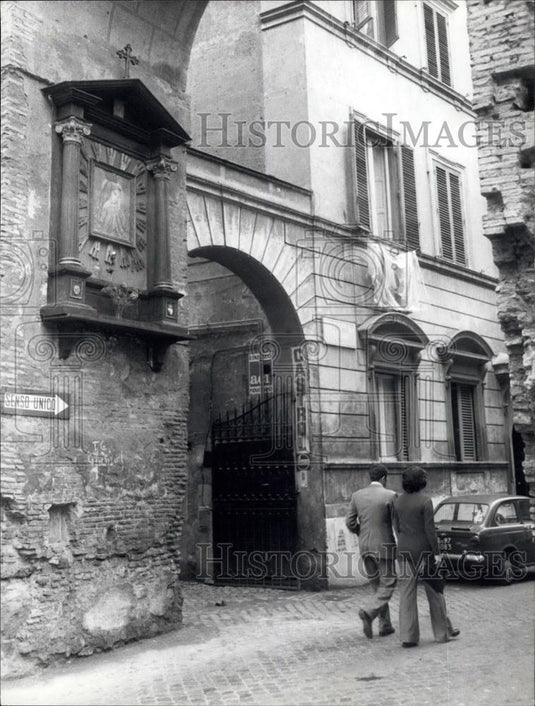 Press Photo "Our lady of the Finger" on the ancient wall at the Vatican - Historic Images