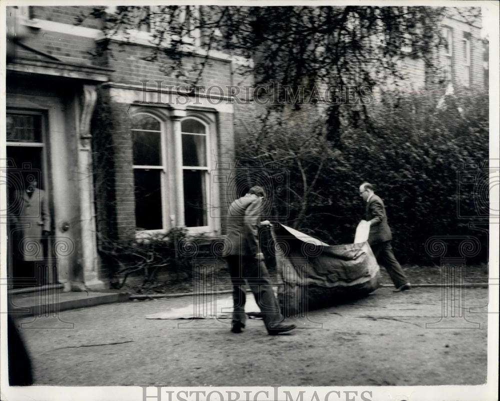 1954 Press Photo Investigating Double Murder At Old Folk&#39;s Home - Historic Images