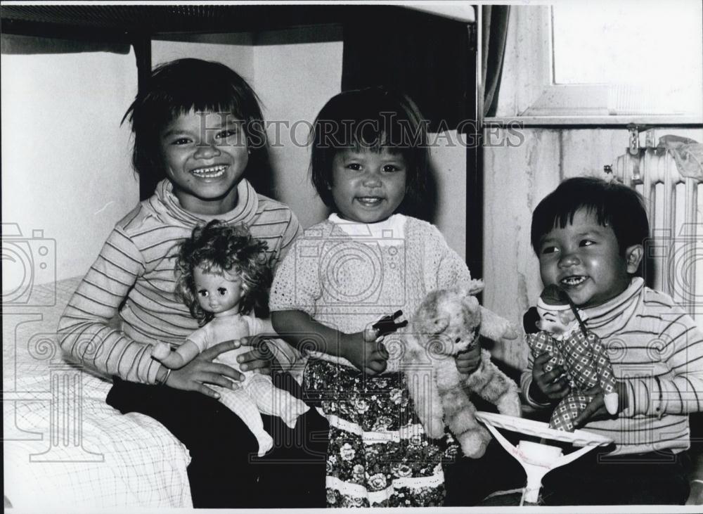 Press Photo Vietnamese Refugees At Bavaria Children Holding New Toys - Historic Images