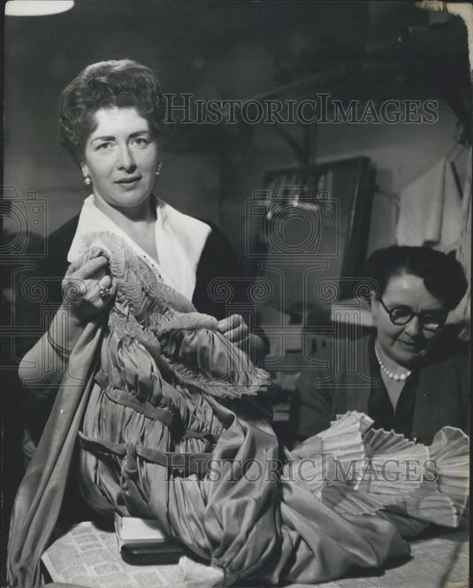 Press Photo Wardobe Mistress Gerrie Stelzel Sews Royal Opera House Covent Gardn - Historic Images