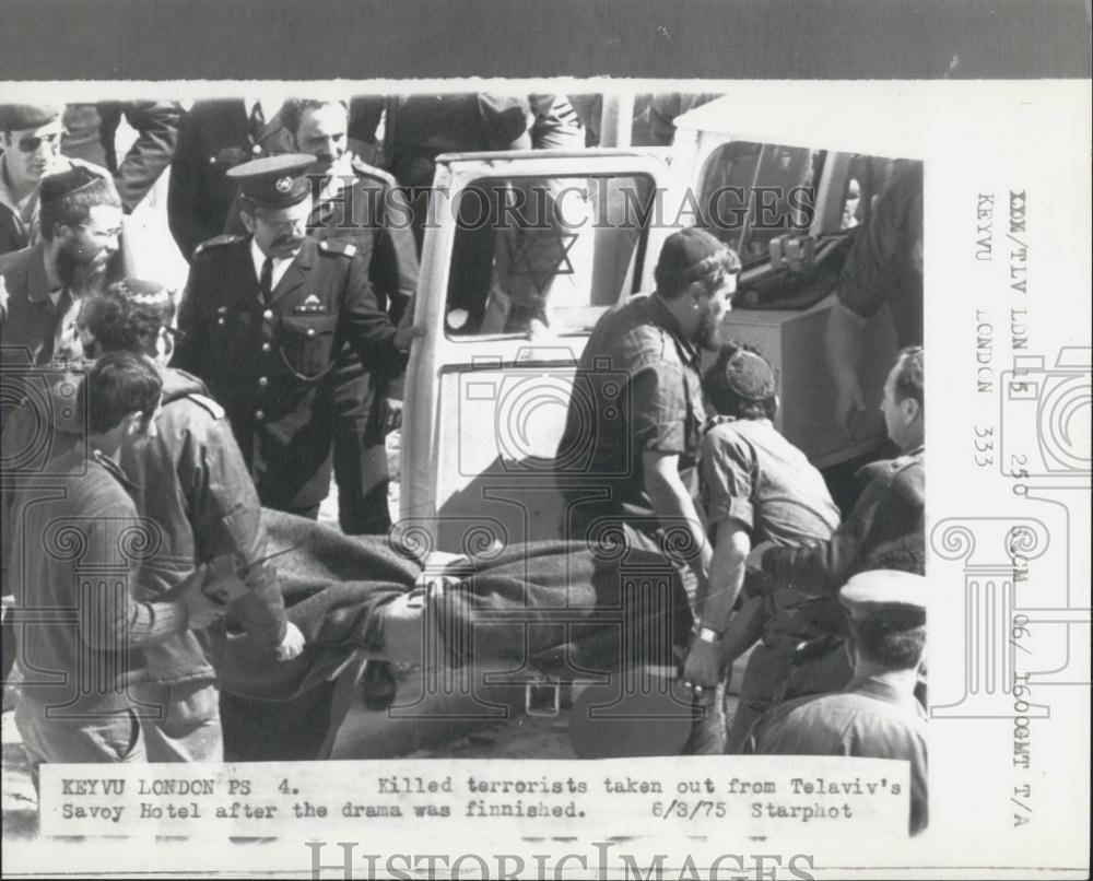 1975 Press Photo Killed Terrorists Taken Out from Telaviv&#39;s Savoy Hotel - Historic Images