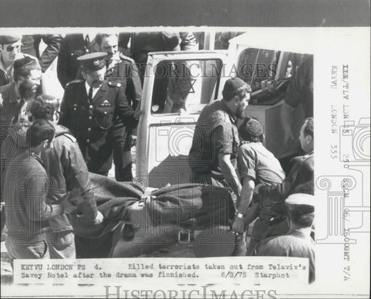 1975 Press Photo Killed Terrorists Taken Out from Telaviv's Savoy Hotel - Historic Images