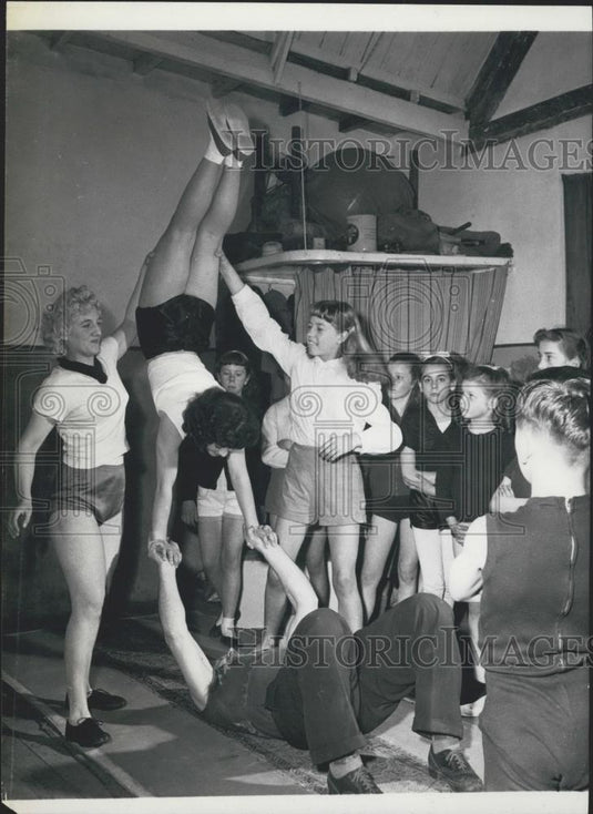1978 Press Photo Acrobat Training, Brixton - Historic Images