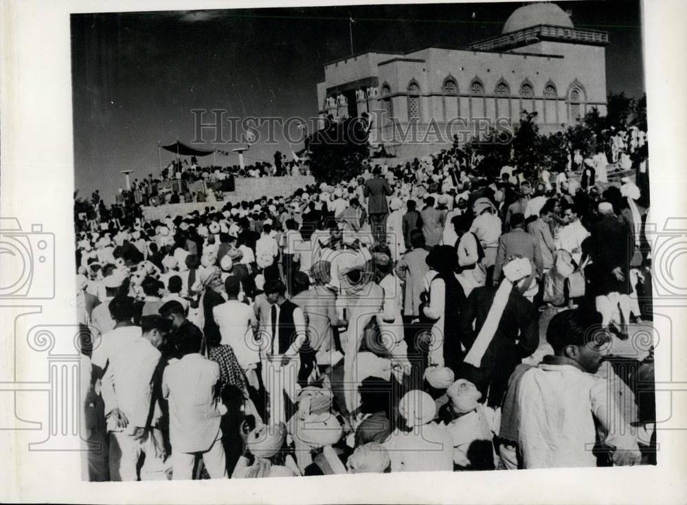 1952 Press Photo Buddhist Relics Enshrined Sanchi Temple General Cunningham - Historic Images