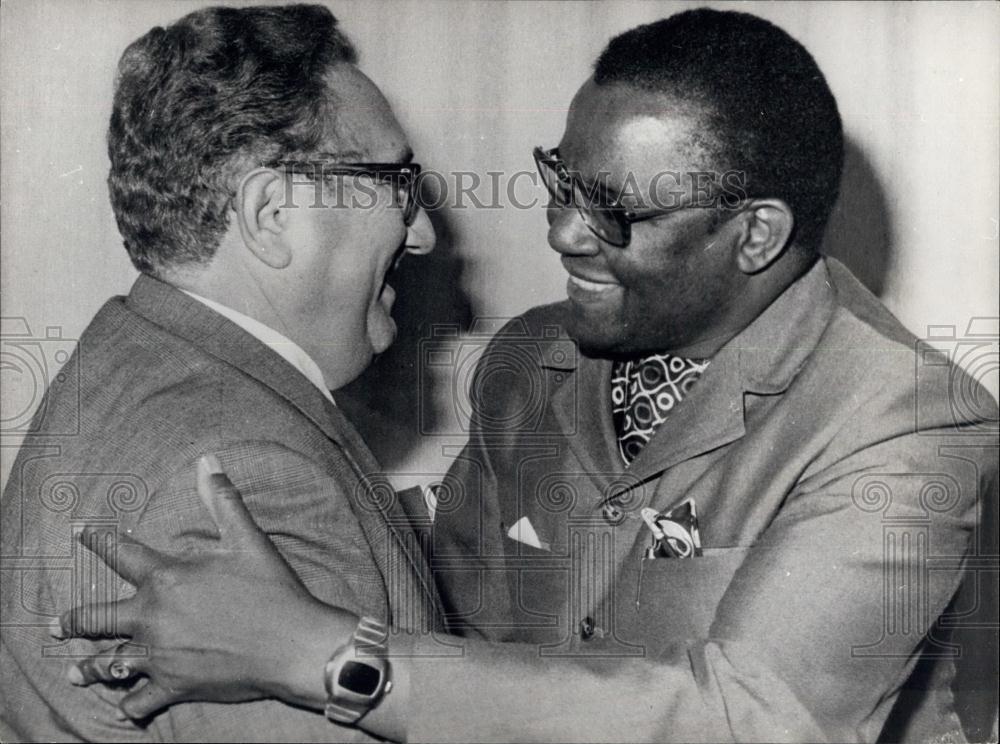 1976 Press Photo Kissinger Meets Dr Siteke Hwalc African Peace Mission - Historic Images